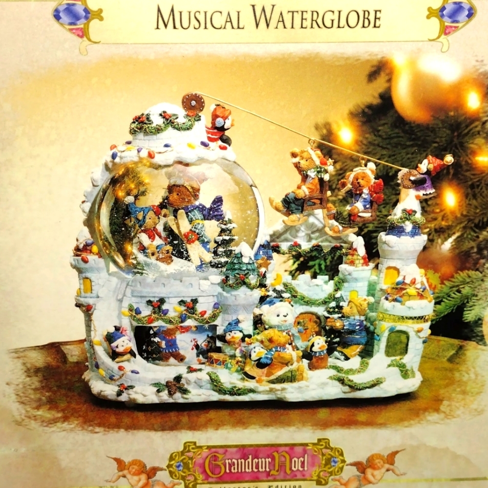 Grandeur Noel Musical Water Globe in Original Box